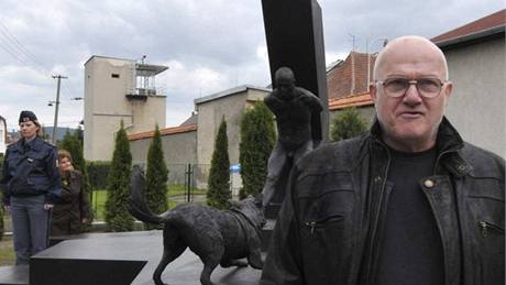 Socha Jií Sozanský se svým památníkem politickým vzm ve Valdicích