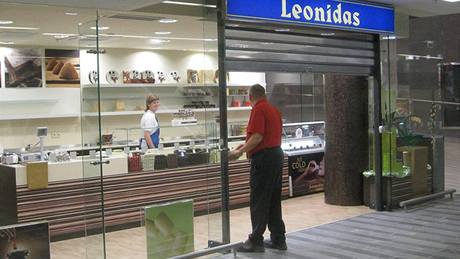 Na praském hlavním nádraí pibývají nové obchody. Jedním z nich je prodejna pralinek Leonidas.