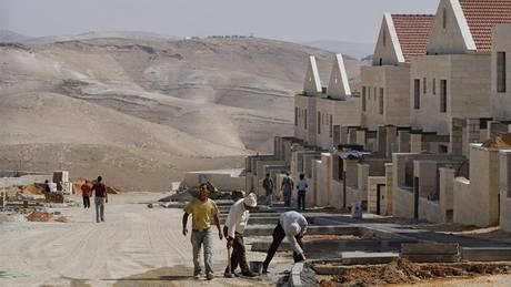 idovská osada Maaleh Adumim na Západním behu Jordánu ve výstavb