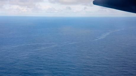 Olejová skvrna, která vznikla na Atlantiku zejm bhem pádu letounu Air France.
