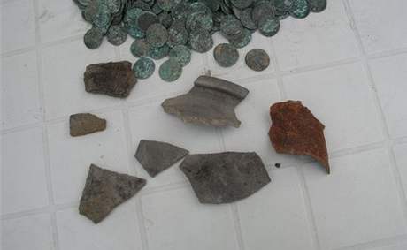 Mince nalezené pod rodinným domem v uranech na Slovensku.