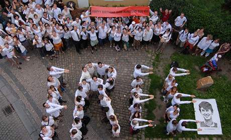 Úastníci happeningu na podporu Su ij vytvoili nápis FREE. (18. ervna 2009)
