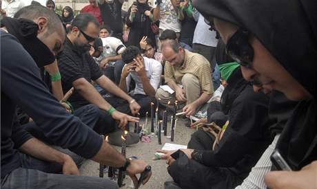 Desetitisce lid se svcemi a obleeni do ern se shromdily v centru Tehernu. (18. ervna 2009)