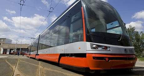 Nová tramvaj ForCity si poprvé vyzkouela praské koleje. (15. 6. 2009)