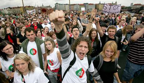 Na ervnové demonstraci proti státním maturitám mli nkteí studenti na trikách logo Green Revolution.