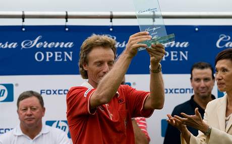 Bernhard Langer s vtznou trofej na Casa Serena Open