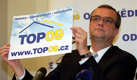 Místopedseda TOP 09 Miroslav Kalousek popírá, e by Michalíka stáhli z kandidátky kvli podezení z daového úniku.