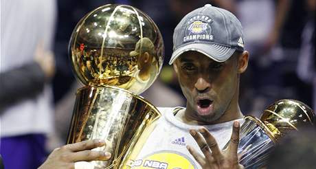 LA Lakers: Kobe Bryant a nru pln trofej