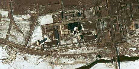 Satelitní snímek jaderného komplexu Jongbjon, kde KLDR zejm obohacuje uran