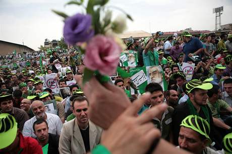 Protesty Musávího píznivc po oznámení výsledk íránských prezidentských voleb, ve kterých vyhrál souasný prezident Mahmúd Ahmadíneád (13. ervna 2009)