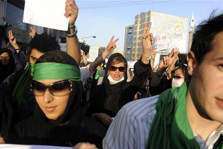Frustrované davy volají na námstích Smrt Ahmadíneádovi! Odtud je jen krek k heslu Smrt islámské teokracii!