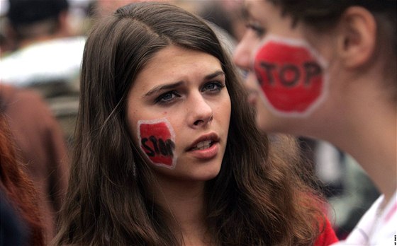Za odklad maturit protestovaly letos v Praze tisíce student.