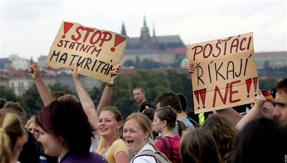 V ervnu vyly do ulic Prahy tisíce student, aby protestovaly proti státním maturitám.