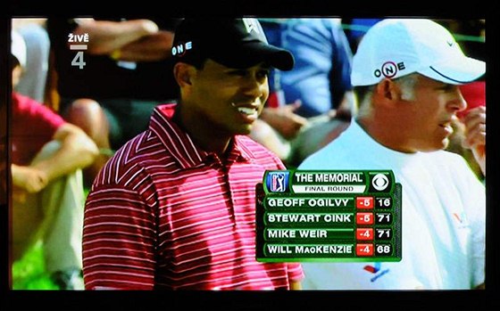 Zábr na televizní obrazovku s pímým penosem z golfového turnaje.