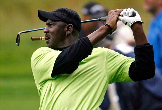 Povstné doutníky Miíchaela Jordana - jedna z nkolika kontroverzí jeho golfové kariéry.