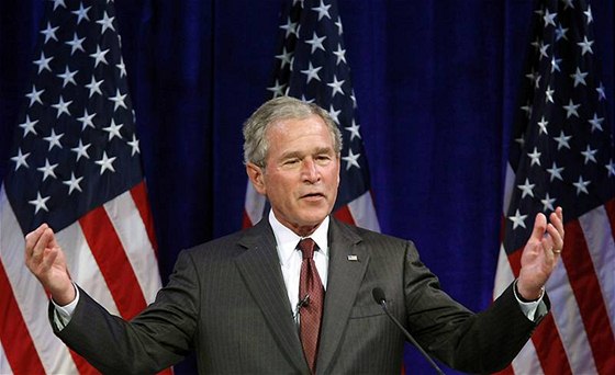 Nkdejí prezident George W. Bush málokdy opustí rodný Texas. Zde je na setkání podnikatel v pensylvánském mst Erie.