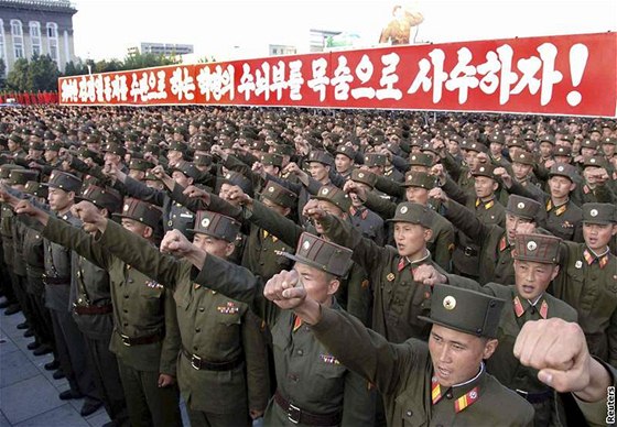 Desetitisíce Severokorejc se shromádily na námstí Kim Ir-sena v centru Pchjongjangu, aby vyjádily odpor proti novým sankcím OSN vi KLDR
