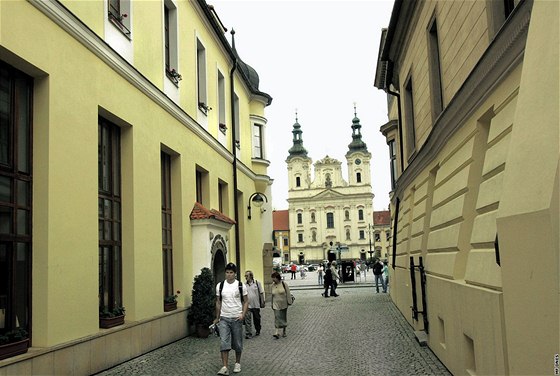 Do tí týdnu musí uherskohradiská farnost zabezpeit spadlou ímsu kostela svatého Frantika Xaverského. Ilustraní foto z Uherského Hradit