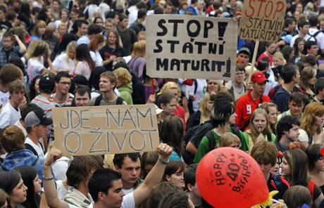 Studenti v Praze protestuj proti sttnm maturitm. (19. 6. 2009)