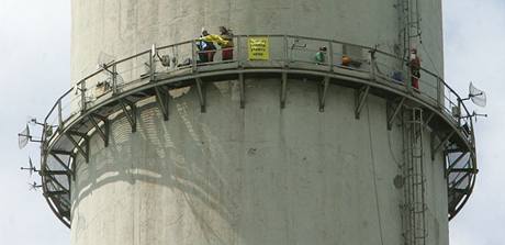 Aktivist Greenpeace vylezli ve stedu na tsetmetrov komn elektrrny Prunov II (10. ervna 2009)