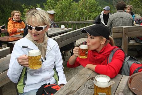 Tana Kuchaov s maminkou u piva 