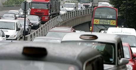 Automobily zablokovaly hlavn ulice Londna kvli stvce v metru.