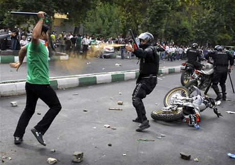 V rnsk metropoli Tehernu se strhly protesty po zveejnn vsledk prezidentskch voleb, v nich zvtzil Mahmd Ahmadned. (13. ervna 2009)