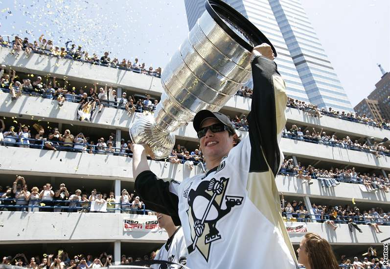 Triumfální jízdu Pittsburghem si uívají branká Marc-Andre Fleury (vlevo) a Sidney Crosby