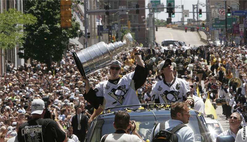 Triumfální jízdu Pittsburghem si uívají branká Marc-Andre Fleury (vlevo) a Sidney Crosby