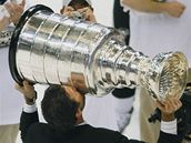 Stanley Cup si potkala i klubov legenda a majitel Mario Lemieux.