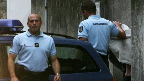 Policisté odvádjí Véronique Courjaultovou, kterou poslal soud na osm let do vzení za ukrcení ti novorozeat. (18. ervna 2009)