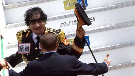 Takhle srden vítal letos v ervnu Silvio Berlusconi Muammara Kaddáfího.