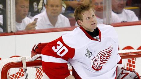 Pittsburgh - Detroit. Hostující branká Chris Osgood.