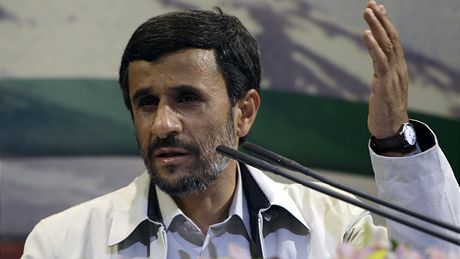 Mahmúd Ahmadíneád pi proslovu svým stoupencm (14.6.2009)