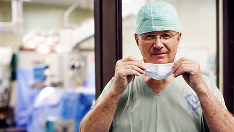 Vhlasný kardiochirurg Jean Paul Sergeant jako hostující operatér ve FN Motol