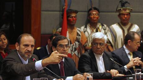 Peruánský premiér Yehude Simon pi setkání s indiány v Lim (16. ervna 2009)
