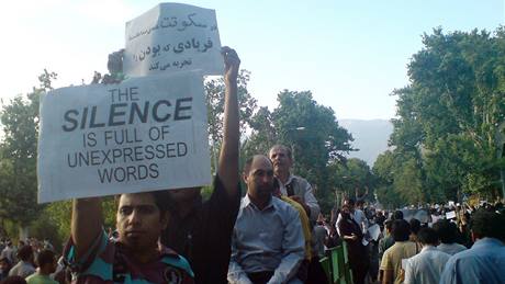 Protesty stoupenc Míra Hosejna Músávího v Teheránu. Snímek vydaný na webu Flickr 16. ervna 2009. Zahraniní novinái nesmí do ulic od úterý 15. ervna.