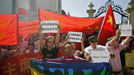 lenové slovenské nevládní organizace protestují v Bratislav proti poruování lidských práv v ín bhem návtvy ínského prezidenta na Slovensku (18. ervna 2009) 