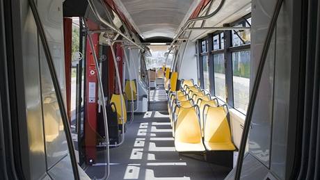 Vyjetí nového typu tramvaje do praských ulic brání technické problémy.