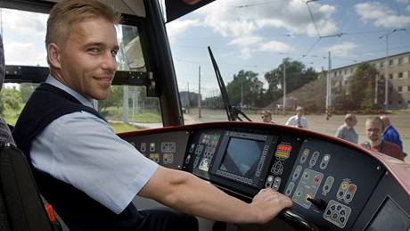 Vyjetí nového typu tramvaje do praských ulic brání technické problémy.