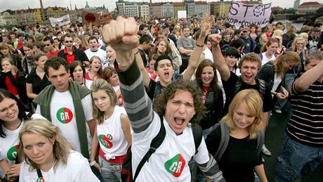 Na ervnové demonstraci proti státním maturitám mli nkteí studenti na trikách logo Green Revolution.