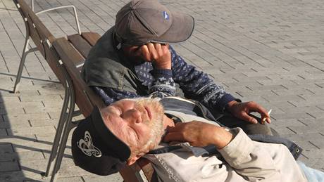 Bezdomovci okupují laviky na námstí Svobody a pilehlých ulicích Brna