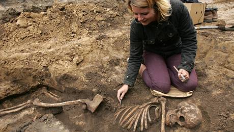 Archeoloka Anna Pankowská odkrývá kostru v Námti na Hané.