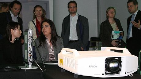 Pedstavení projektoru Epson EB-Z8000 v Paíi