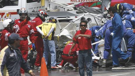 Mechanici a záchranái u zdemolovaného vozu Carlose Parda