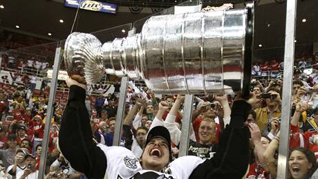 Sidney Crosby se Stanley Cupem.