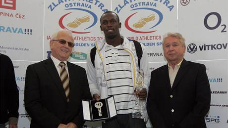 Usain Bolt dostal po píletu do Ostravy od námstka ostravského primátora Lubomíra Pospíila (vlevo) symbolický klí od msta. Od éfa poádající agentury Miroslava ernoka (vpravo) zase nový model trofeje pro vítze mítinku.