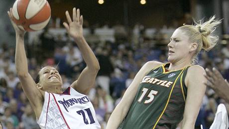 Lauren Jacksonová (vpravo) ze Seattlu brání ve střelbě Tiche Penicheirové v Lauren Jacksonová (vpravo) ze Seattlu brání ve střelbě Tiche Penicheirové v