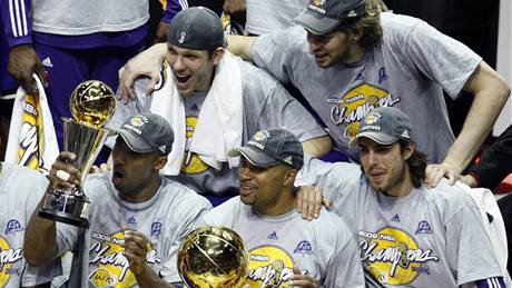 Los Angeles Lakers, ampioni NBA pro rok 2009: zleva Kobe Bryant, Luke Walton, Derek Fisher, Pau Gasol a Saa Vujai