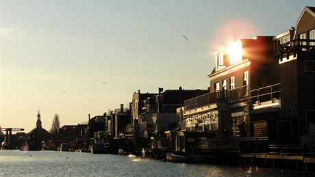 Plavba po holandských grachtech - západ slunce v Leidenu